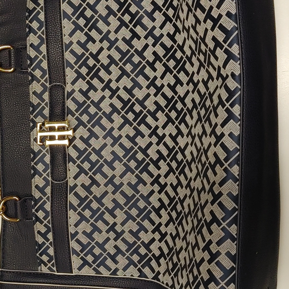 Tommy Hilfiger Purse (new)